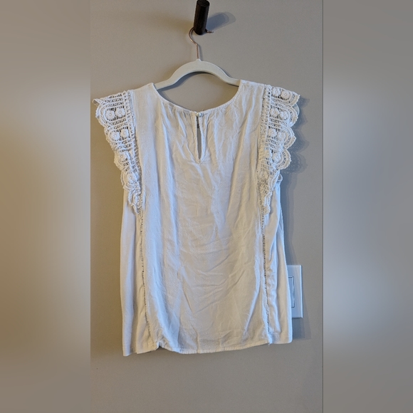RW&Co lace pattern dainty sleeve white blouse - Picture 3 of 5